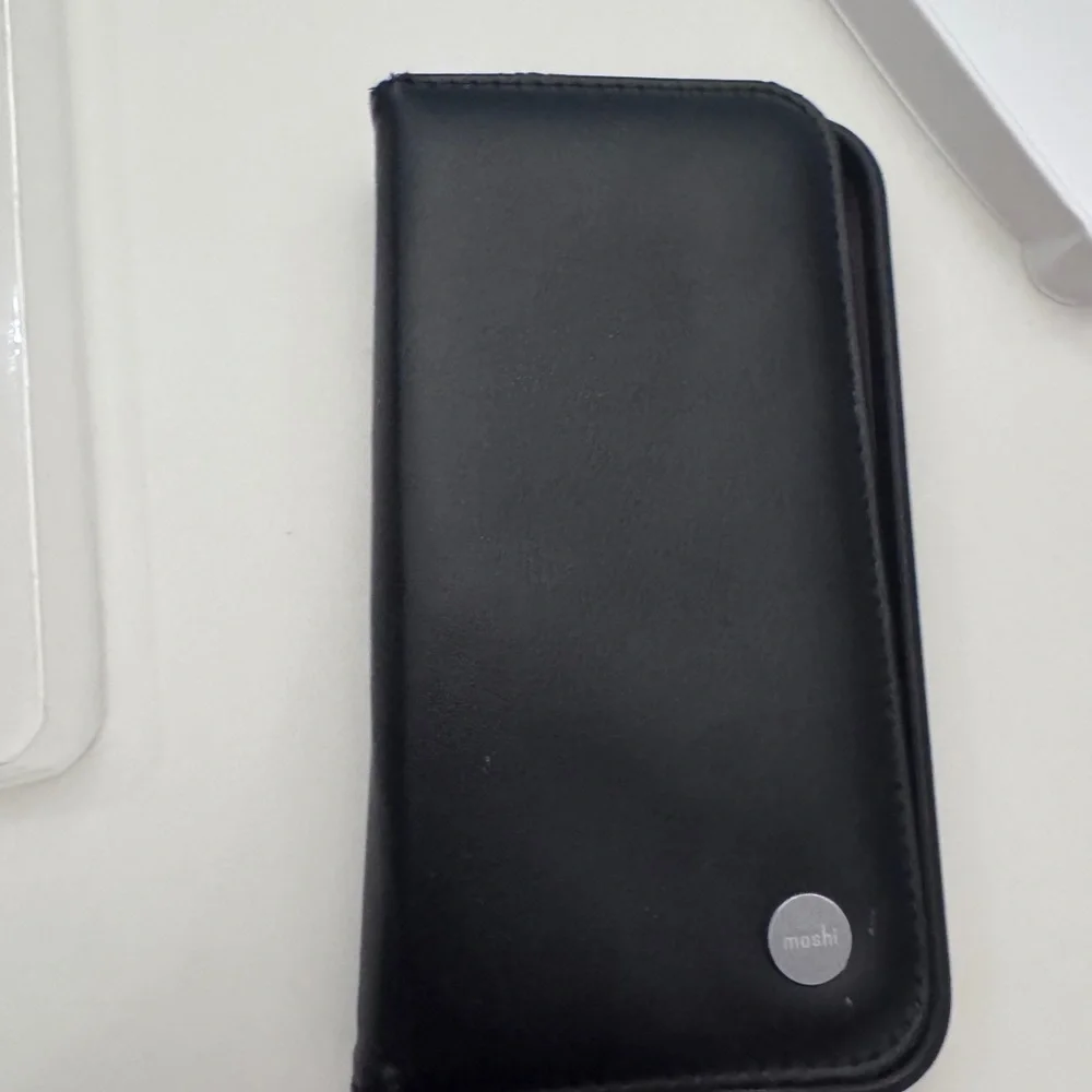 Moshi Overture Wallet Case for iPhone 15 pro - Charcoal Black